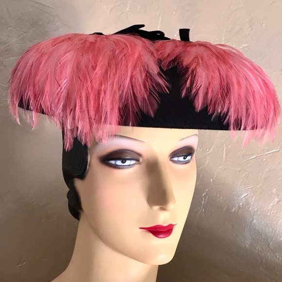 DRAMATIC 1940s BLACK FELT HAT WITH TWO PINK FEATHER SPRAYS AND SMALL BOWS